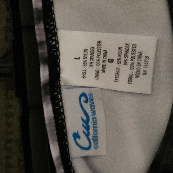 California Waves black/white tie-dye pattern bikini bottom ruched sides. Size L - Picture 2 of 6